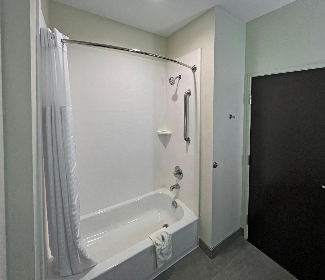 Chambre Quadruple avec 2 Lits Queen-Size et Baignoire - Accessible aux Personnes à Mobilité Réduite - Non-Fumeurs