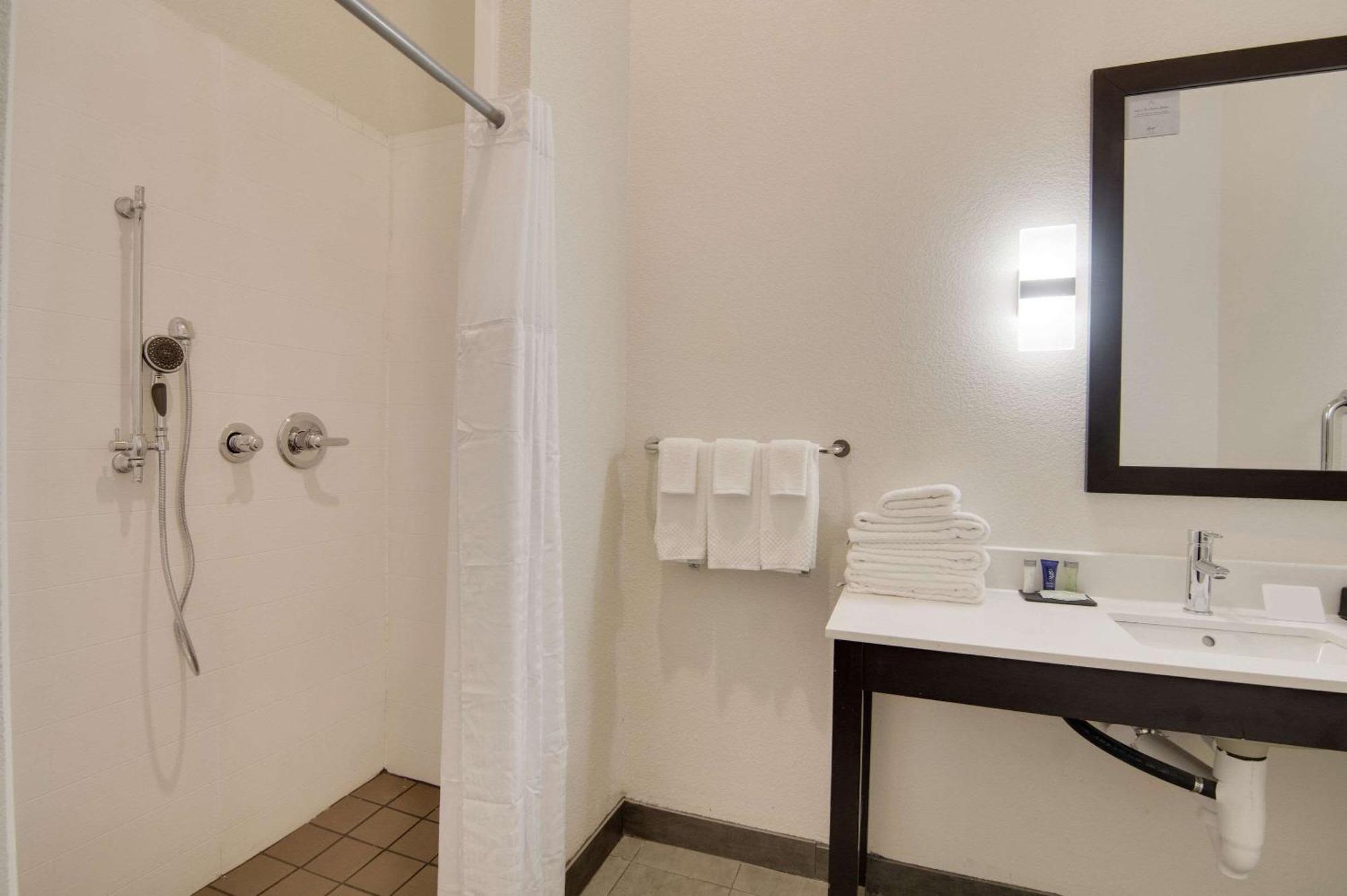 Chambre Quadruple avec 2 Lits Queen-Size - Accessible aux Personnes à Mobilité Réduite - Non-Fumeurs